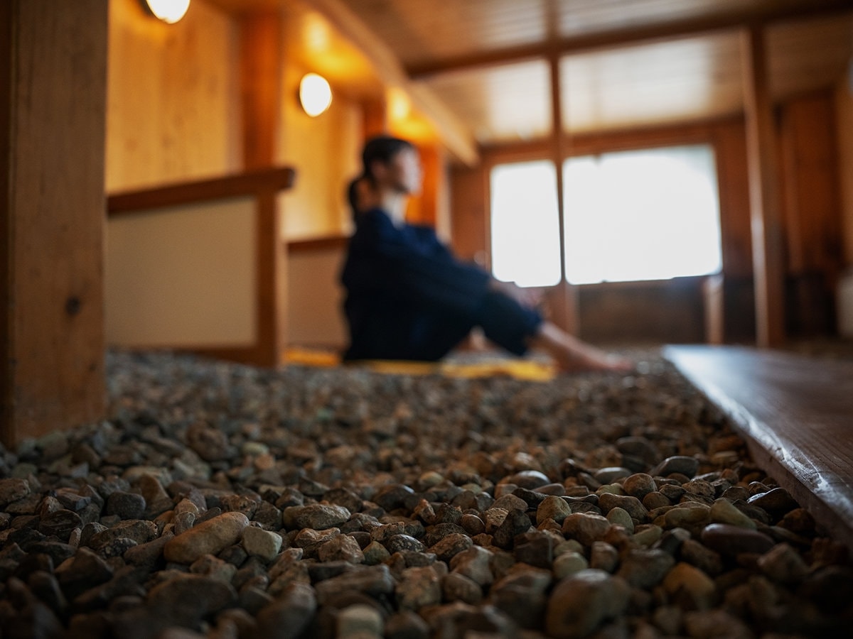 【薬石風呂】15種の薬石が発する「遠赤外線温熱波動」が身体の深部へ働きかけ、血行の促進・身体機能の活性化を促します。