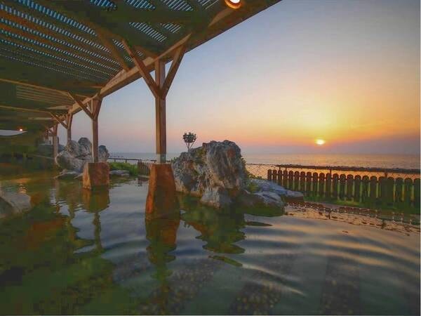 【ご婦人の湯】「優」雄大な日本海と温泉の景色が一体となった露天風呂です。