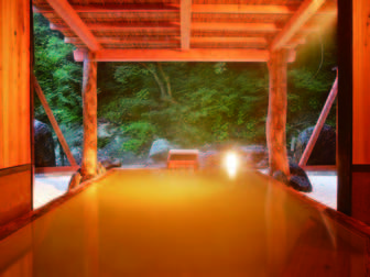 ホテル国富　翠泉閣／【貸切露天「元気湯 樹の香」】樹の味わいと樹の香を感じる広い湯殿。一度に10名は入れる一番広い造り