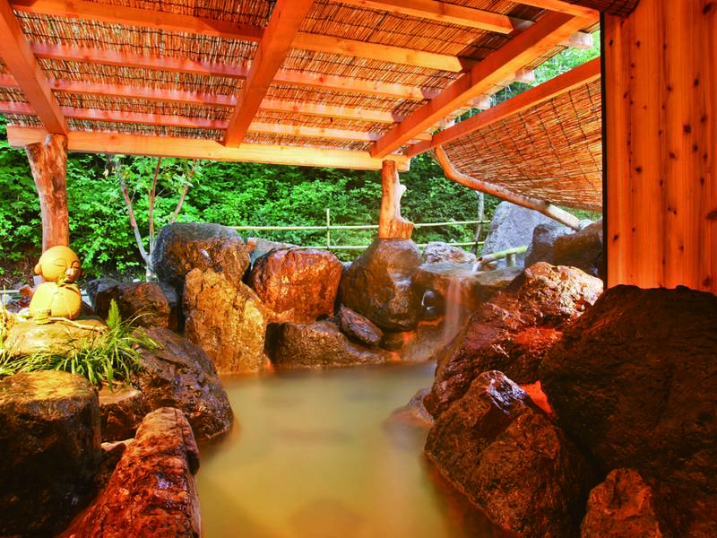 【貸切露天「開運 地蔵湯」】姫川の巨石をふんだんに組み重ねた岩風呂
