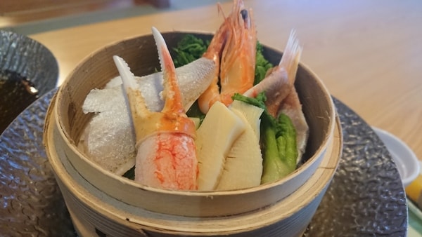 その日旬の海の幸を満喫する、海鮮せいろ蒸し