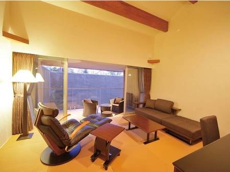 【客室のリビングルーム（夜）/例】音楽や読書などあなただけの寛ぎの時間を