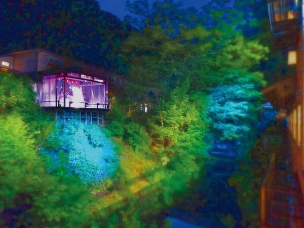 夕食時に催される「花舞台」