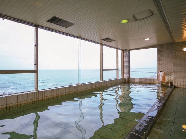 【大浴場】大きな窓からは日本海を一望！