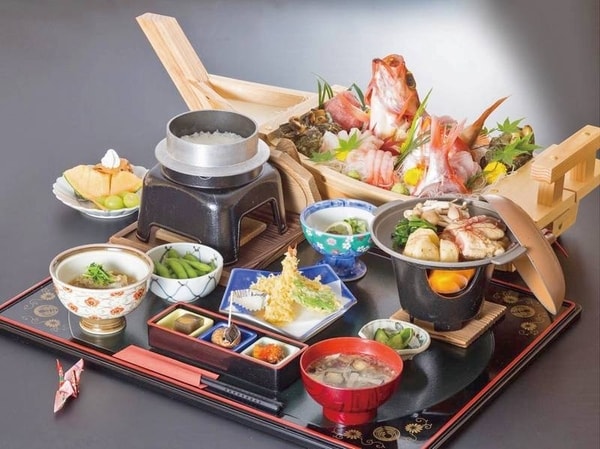 【舟盛り付き旬会席/例】地魚たっぷりの舟盛等海の幸がメイン！ ※写真の舟盛は4人前、人数盛でのご提供です