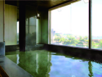 季粋の宿 紋屋/【光の湯】海を望む内湯は浅めの造りの為、寝湯としても楽しめる