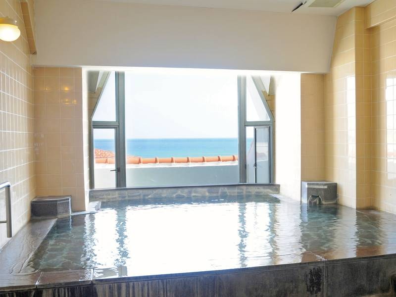 【ホテル最上階の大浴場】湯船から海を臨む