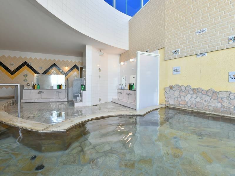 【潮騒の湯/例】足を伸ばしてゆったりできる大浴場（多目的ホール地下）