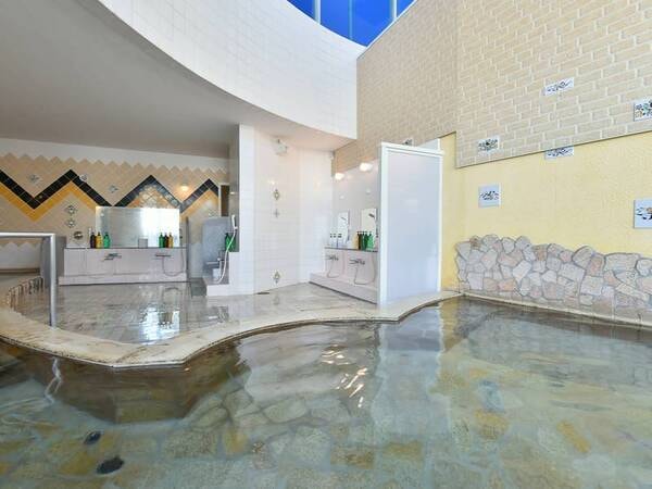 【潮騒の湯/例】足を伸ばしてゆったりできる大浴場（多目的ホール地下）