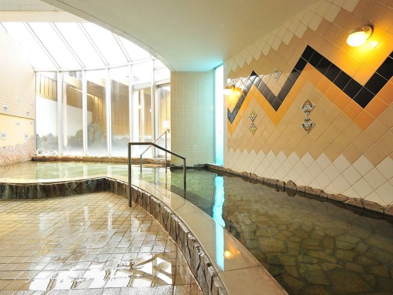 【潮騒の湯/例】足を伸ばしてゆったりできる大浴場（多目的ホール地下）