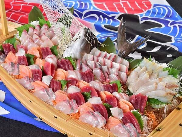 【夕食/例】新鮮な海の幸がずらりと並ぶ