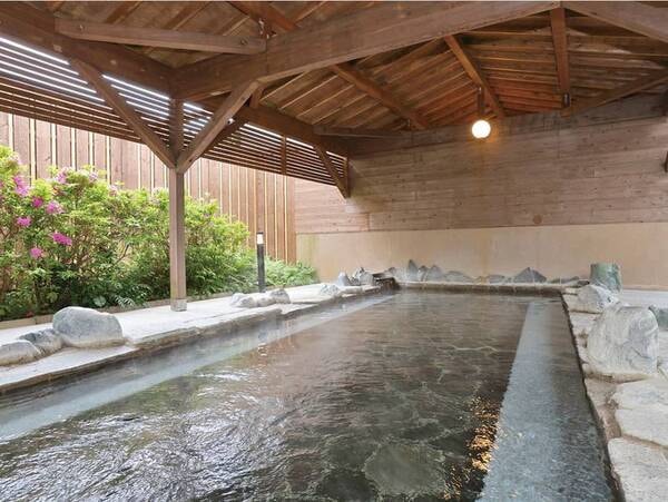 【露天風呂】豊富な湯量を誇る自家源泉を使用した温泉
