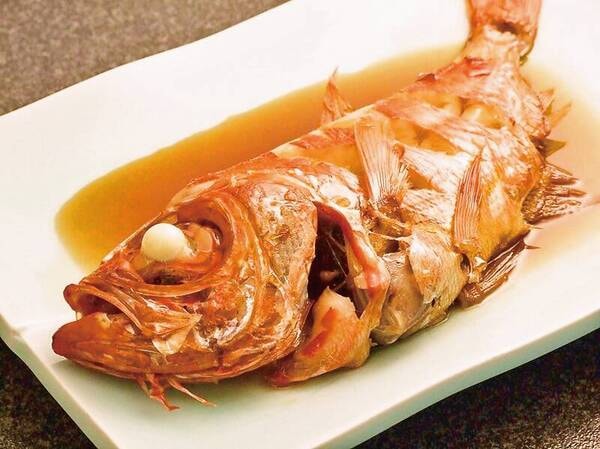 夕食時『金目鯛の煮付け』を大人おひとり一尾サービス（例）＆本館料金お得