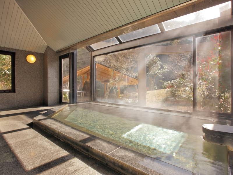 【川側内風呂】浴場いっぱいに広がる大きな窓からは、美しく手入れされた庭園が楽しめる
