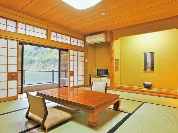 【2階客室「末広・若竹」】広さ10畳の和室。シンプルながらも全体的にゆとりのある造り