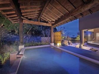 緑水亭勝浦別館 翠海(すいか)/【大浴場「月の湯」】星空の下、温泉に静かに身をゆだねて。心と身体をゆるやかに解放する