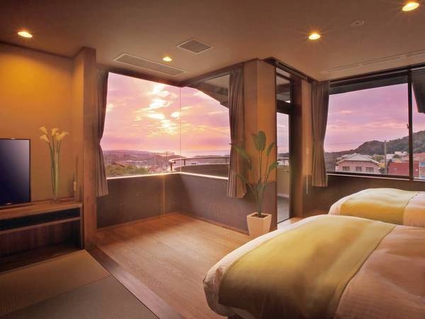 【客室「翠/海」/例】広い窓に高台から望む風景を映す