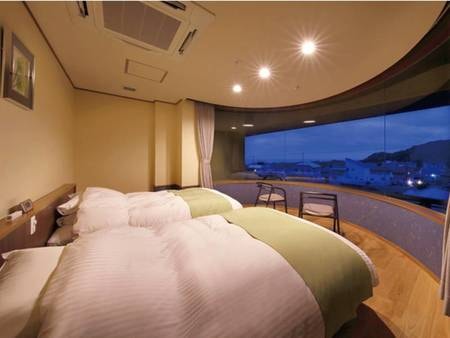 【客室「円」/例】丸く取られた窓が特徴的なベッドルーム。他にもう一部屋ベッドルームを備えている