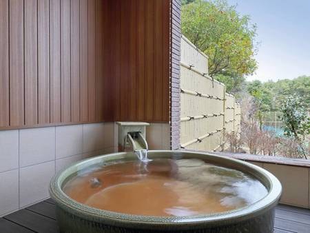 【客室「穂の香」/例】信楽焼の露天風呂やテラス、リビングも備える贅沢な造り