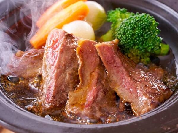 夕食バイキングlジューシーでやわらかい、熱々ステーキを※調味牛脂を注入した加工肉です