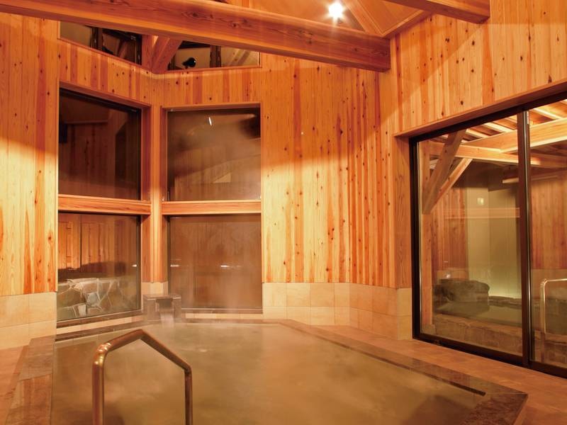 【「夢見の湯」露天風呂】天井が高く広々とした大浴場。温泉は美肌や疲労回復、冷え性などに効果的