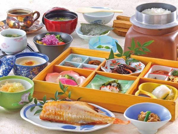 【朝食一例】厳選された地元こしひかりは食べる直前に炊き上げられる