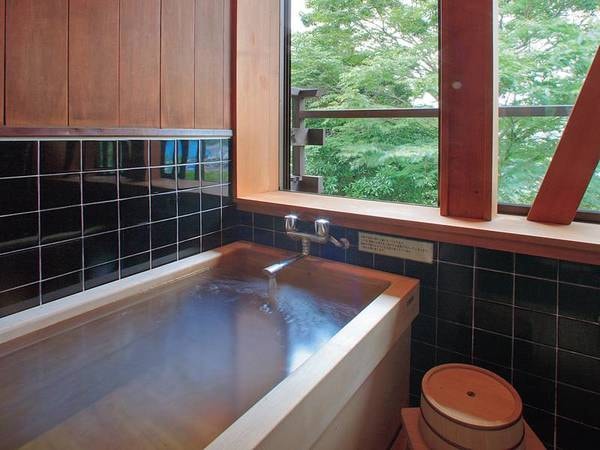 【本館・檜風呂付客室/例】心地よい檜の香りが漂う客室内のお風呂