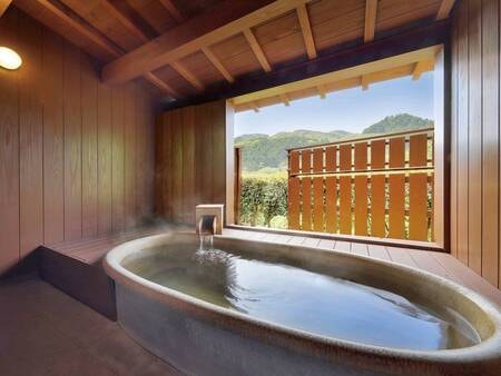 【本館・信楽焼温泉露天風呂付「爽籟の間」/例】長閑な山間を望む露天風呂付き