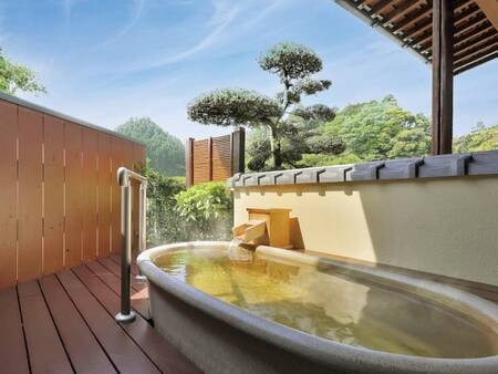 【離れ翠玉の間／信楽焼露天風呂】