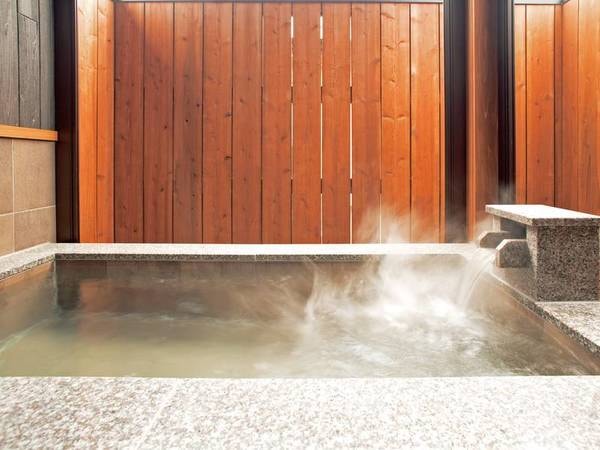 【別邸つきの里「竹の音」/例】ゆったりと入れる大理石の露天風呂。洗い場は床暖房完備