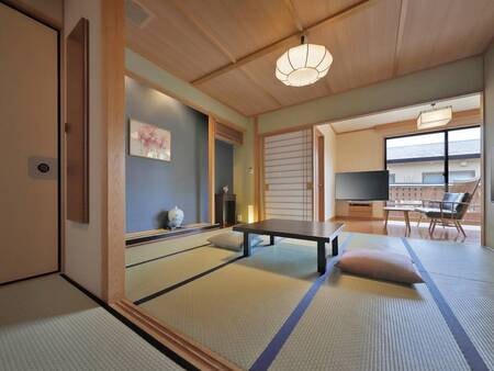 【別邸つきの里「竹の音」/例】6帖＋10帖の広い和室。リビングから夜は幻想的な水盤を眺める