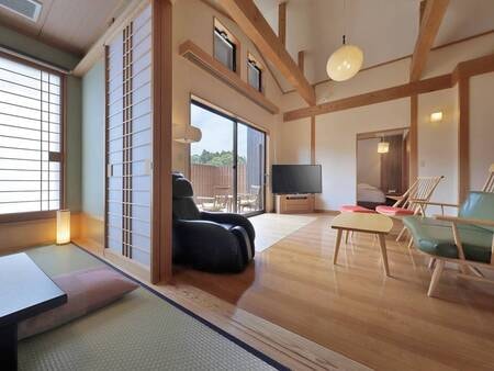 【別邸つきの里「笹の音」/例】庭園を眺め、天井高く広々としたリビング（マッサージチェア付）