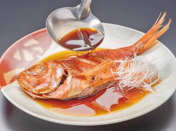 【夕食/一例】金目鯛の煮つけ　プロの味付けをぜひご堪能ください。金目鯛の煮つけは全ての会席に付きます