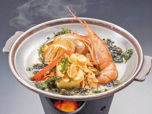 【グレードアップ会席/例】黒鮑と赤海老の黒アヒージョは当ホテル料理長考案のお料理です