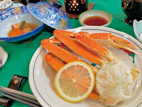 【夕食/例】旬の食材を揃えた、気軽に楽しめる会席膳。ずわい蟹の足盛りがつく
