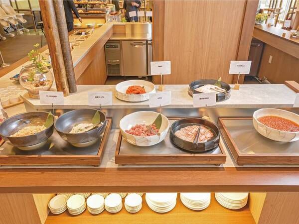 朝食バイキング一例/自分好みのネタを乗せて作る海鮮丼