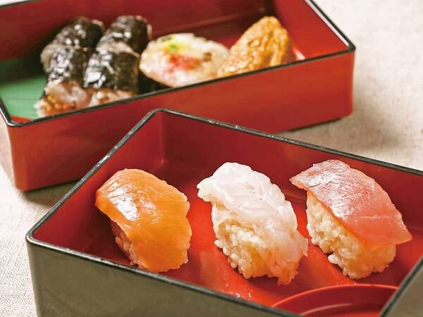 【夕食:和洋中ビュッフェ/例】お寿司は赤シャリでご用意!季節の3貫や巻きずし、稲荷など