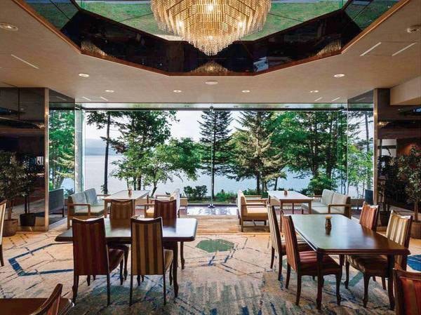 【レストラン　テラスダイニング】窓の向こうに広がる阿寒湖を眺めながら、モダンで落ち着いた雰囲気の会場で、ゆったりとお食事を