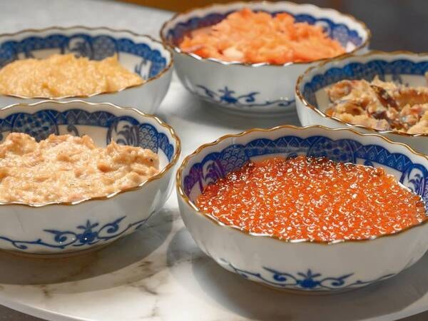 塩麹漬け焼き銀鮭、味噌麹漬け焼き鯖、いくら、生姜味噌、ツナマヨなど、具材は自由にお選びいただけます※内容は仕入れによって変わります。