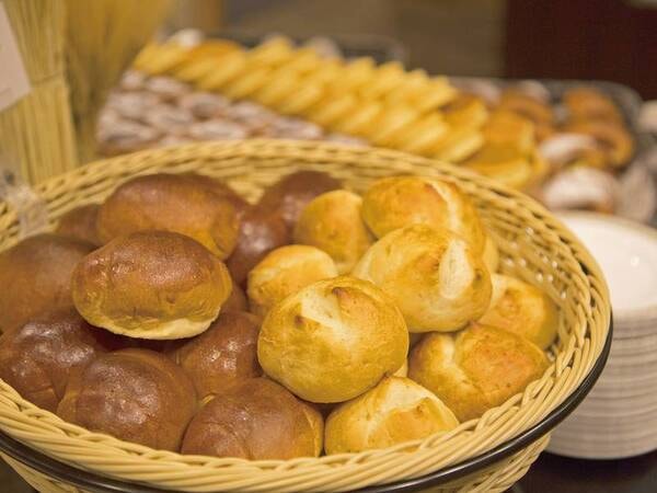 【朝食バイキング/例】種類豊富な自家製焼きたてパン