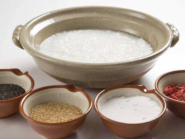 【朝食バイキング/例】ななつぼし米と黒松内の水で炊いたお粥。「宗谷の塩」と共に