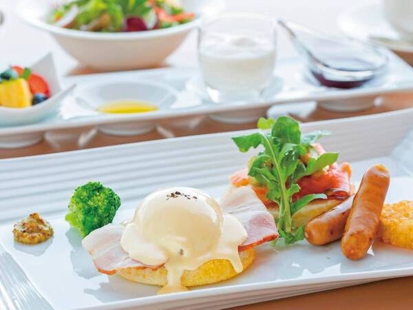 【朝食：洋定食選択時の例】朝当日、｢洋食｣もしくは｢和食｣を選択可能！※状況により、予告無しに朝食内容をセットメニューから､バイキング形式へ変更させて頂く場合がございます