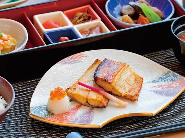 【朝食：和定食選択時の例】朝当日、｢洋食｣もしくは｢和食｣を選択可能！※状況により、予告無しに朝食内容をセットメニューから､バイキング形式へ変更させて頂く場合がございます