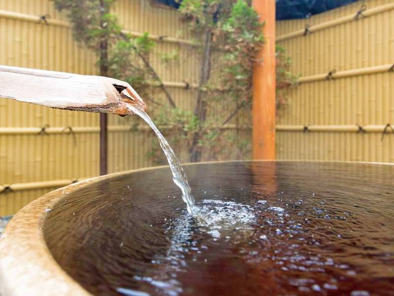 【露天風呂（壺湯）】一人で入る壷風呂は、湯をあふれさせ感を味わえるお風呂です