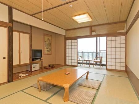 【和室12畳/例】洗浄機能付トイレ完備の12畳和室でくつろぐ