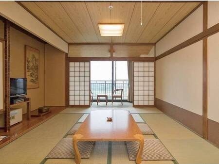 【和室12畳/例】洗浄機能付トイレ完備の12畳和室でくつろぐ