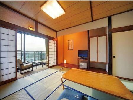 【和室12畳/例】洗浄機能付トイレ完備の12畳和室でくつろぐ