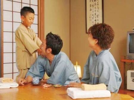 【和室12畳/例】洗浄機能付トイレ完備の12畳和室でくつろぐ
