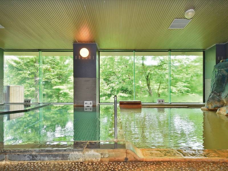 【大浴場】渓谷沿いの絶景で湯浴み