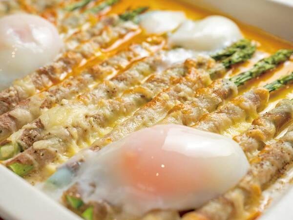 【夕食ビュッフェ/例】地産の物などを使用した料理が並ぶ